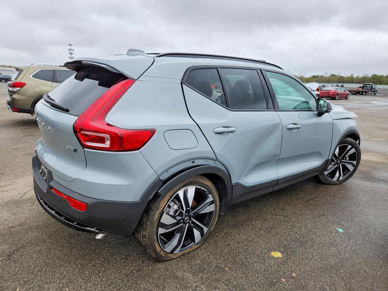 2024 VOLVO XC40