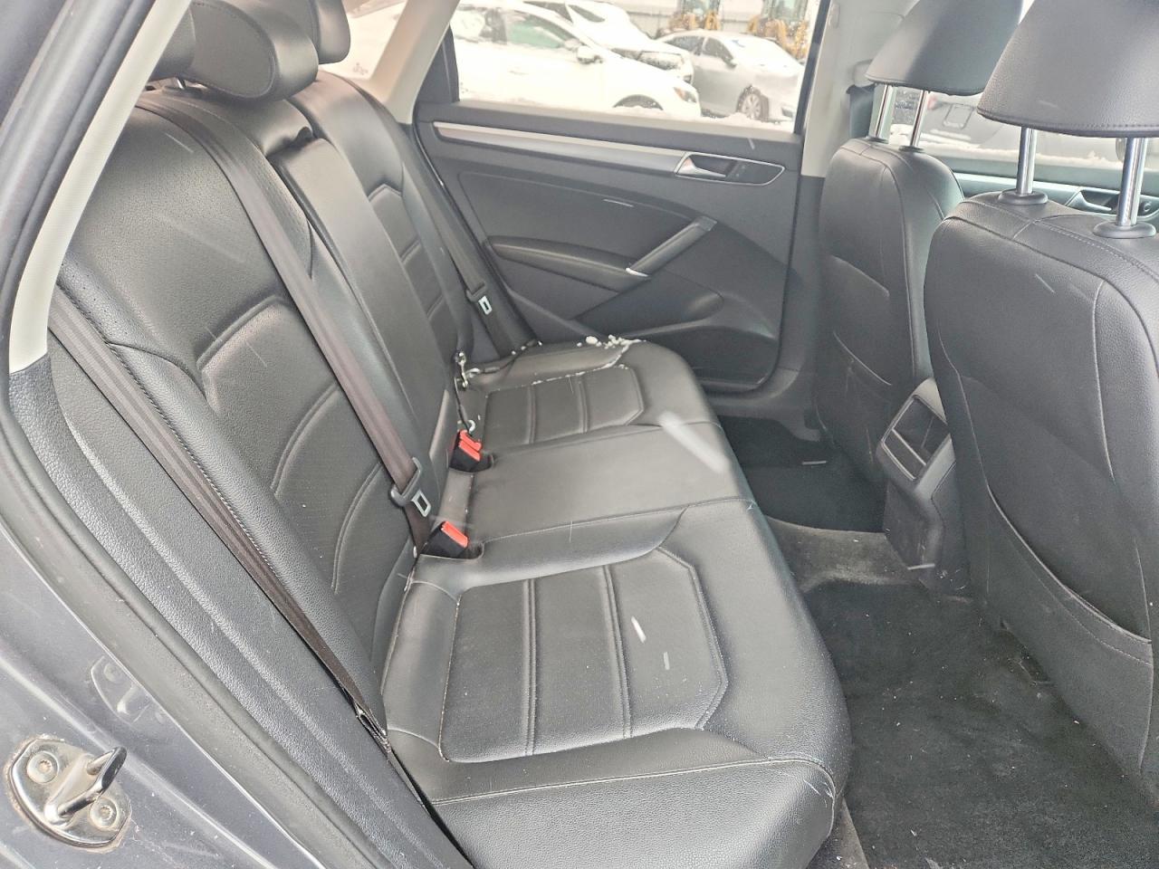 2017 VOLKSWAGEN Passat