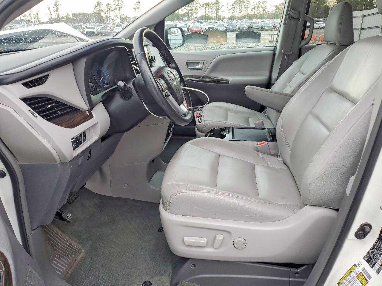 2016 TOYOTA SIENNA