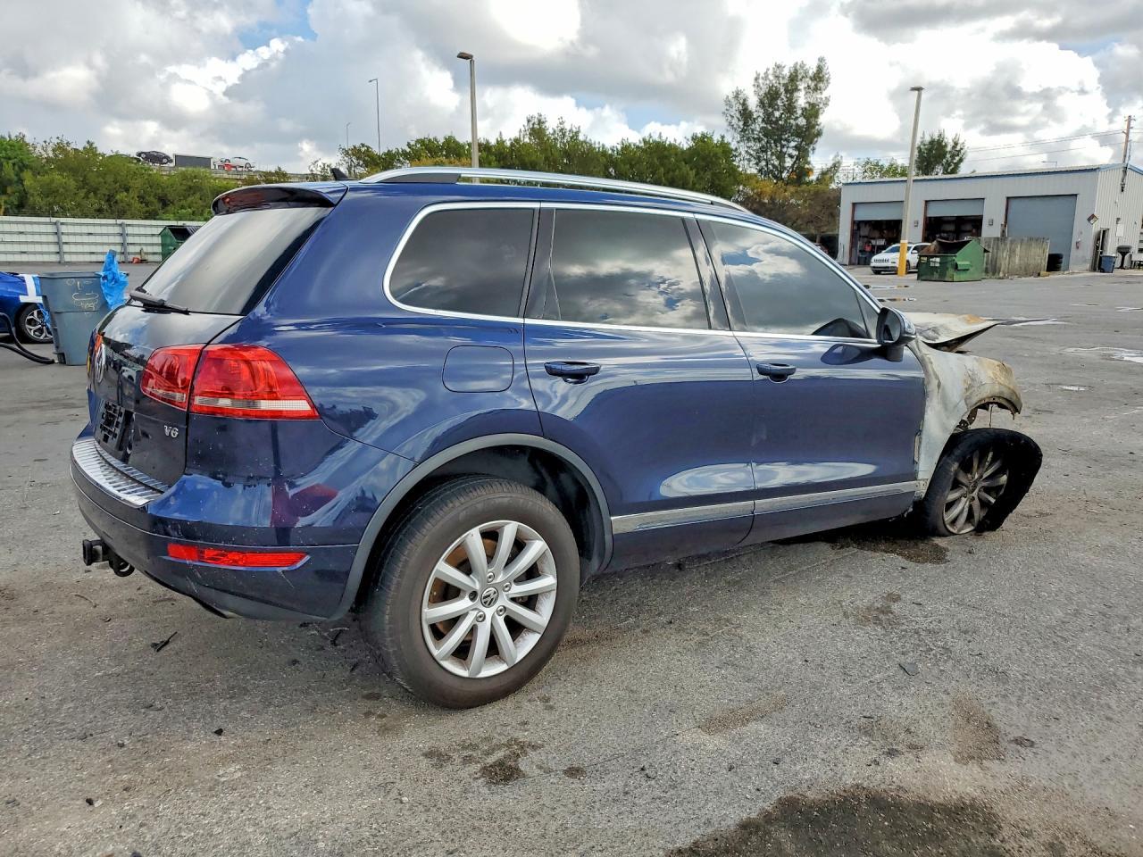 2012 VOLKSWAGEN Touareg