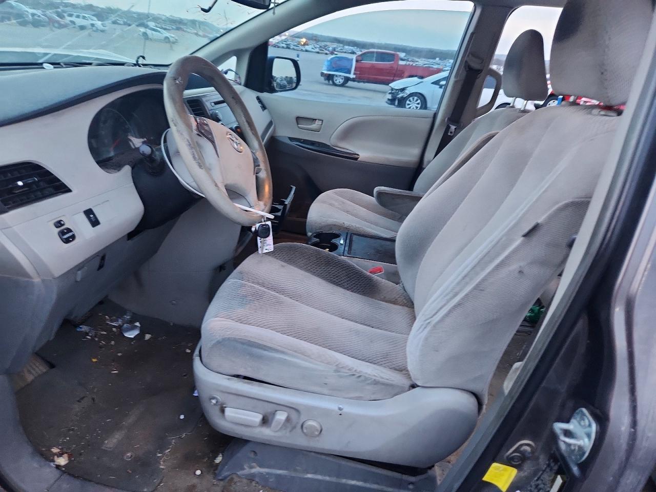 2012 TOYOTA SIENNA