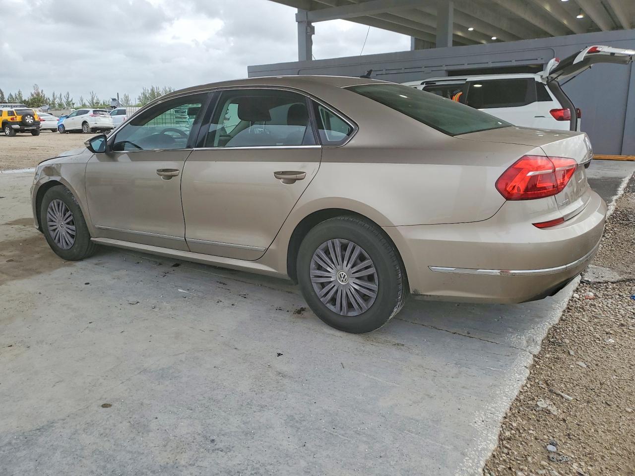2016 VOLKSWAGEN Passat