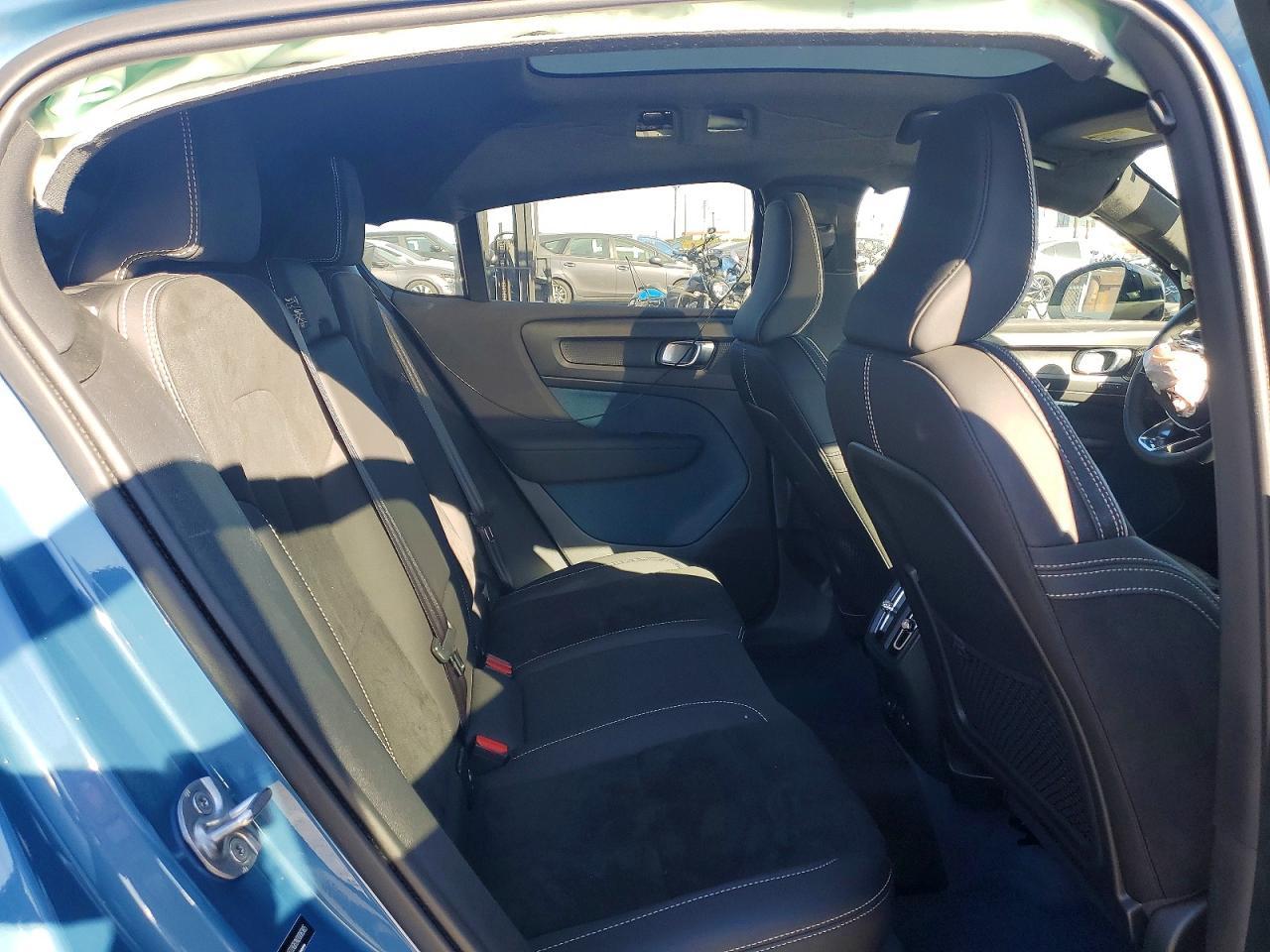 2022 VOLVO C40