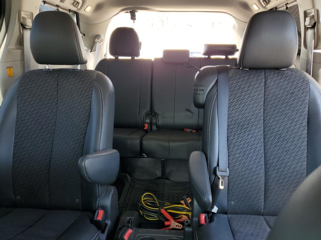 2011 TOYOTA SIENNA