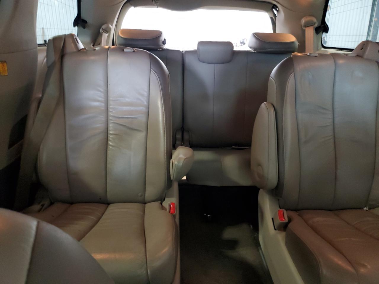 2012 TOYOTA SIENNA