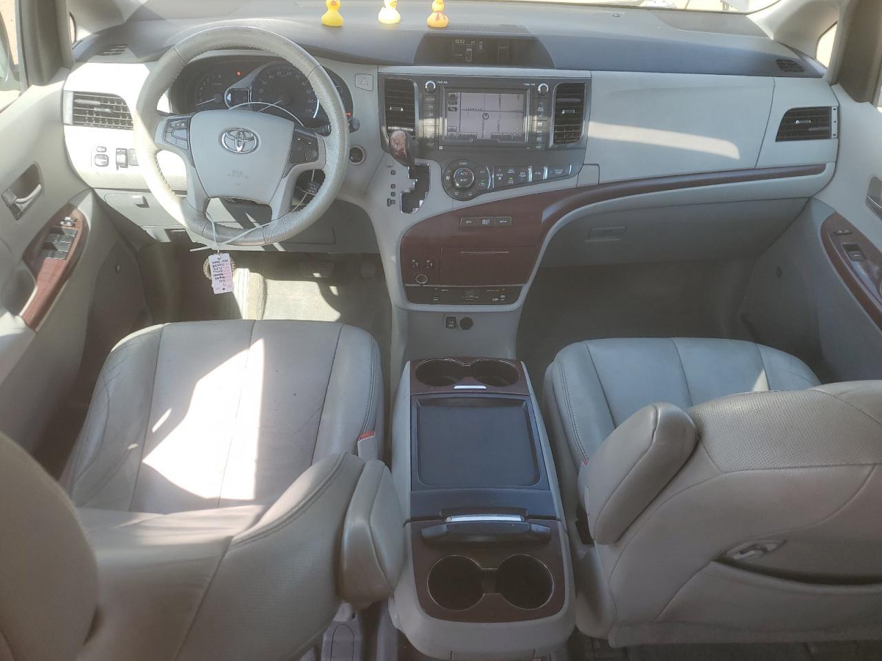 2011 TOYOTA SIENNA