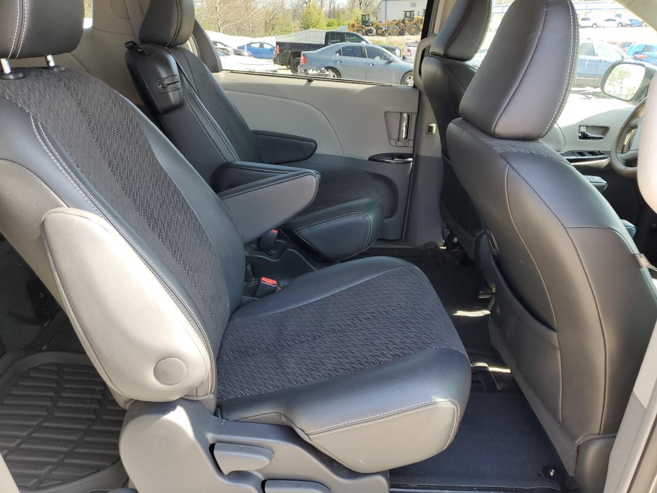 2011 TOYOTA SIENNA