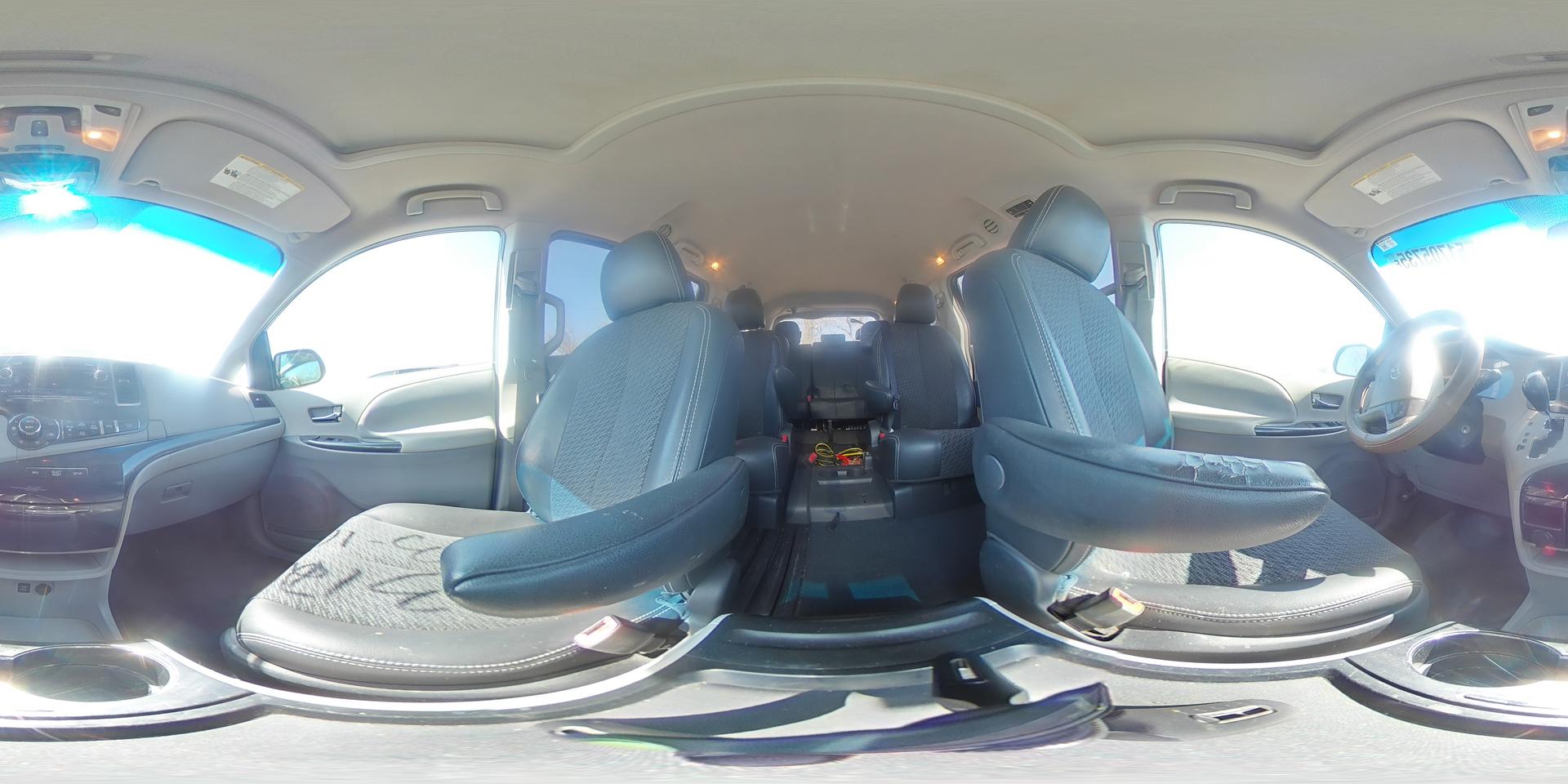 2011 TOYOTA SIENNA