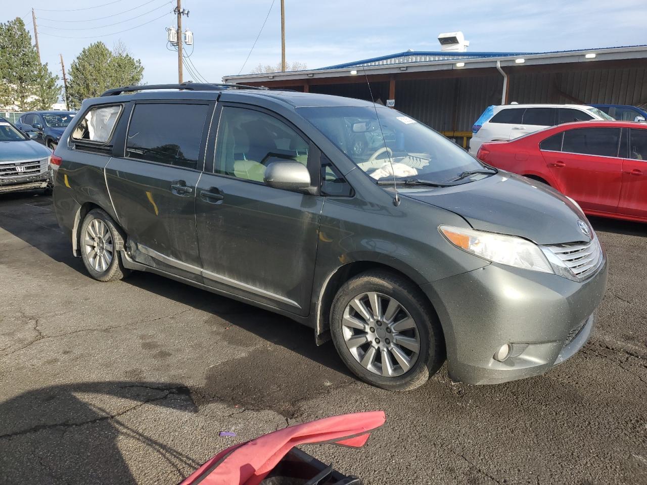 2012 TOYOTA SIENNA