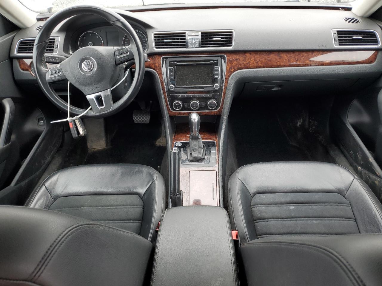2012 VOLKSWAGEN Passat