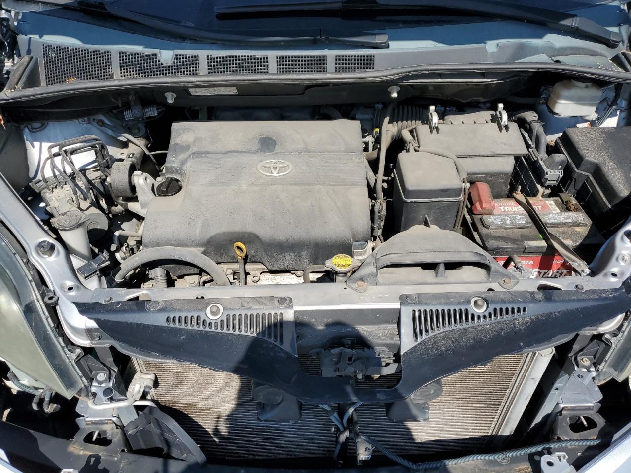 2011 TOYOTA SIENNA