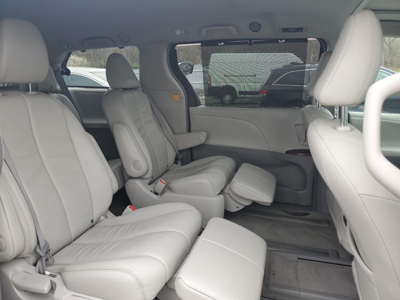 2013 TOYOTA SIENNA