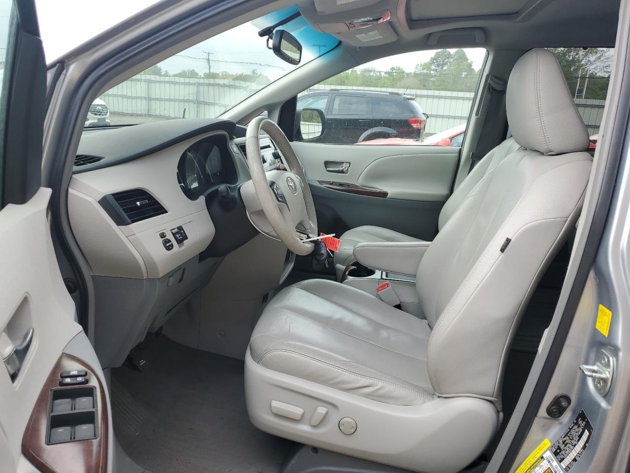 2011 TOYOTA SIENNA