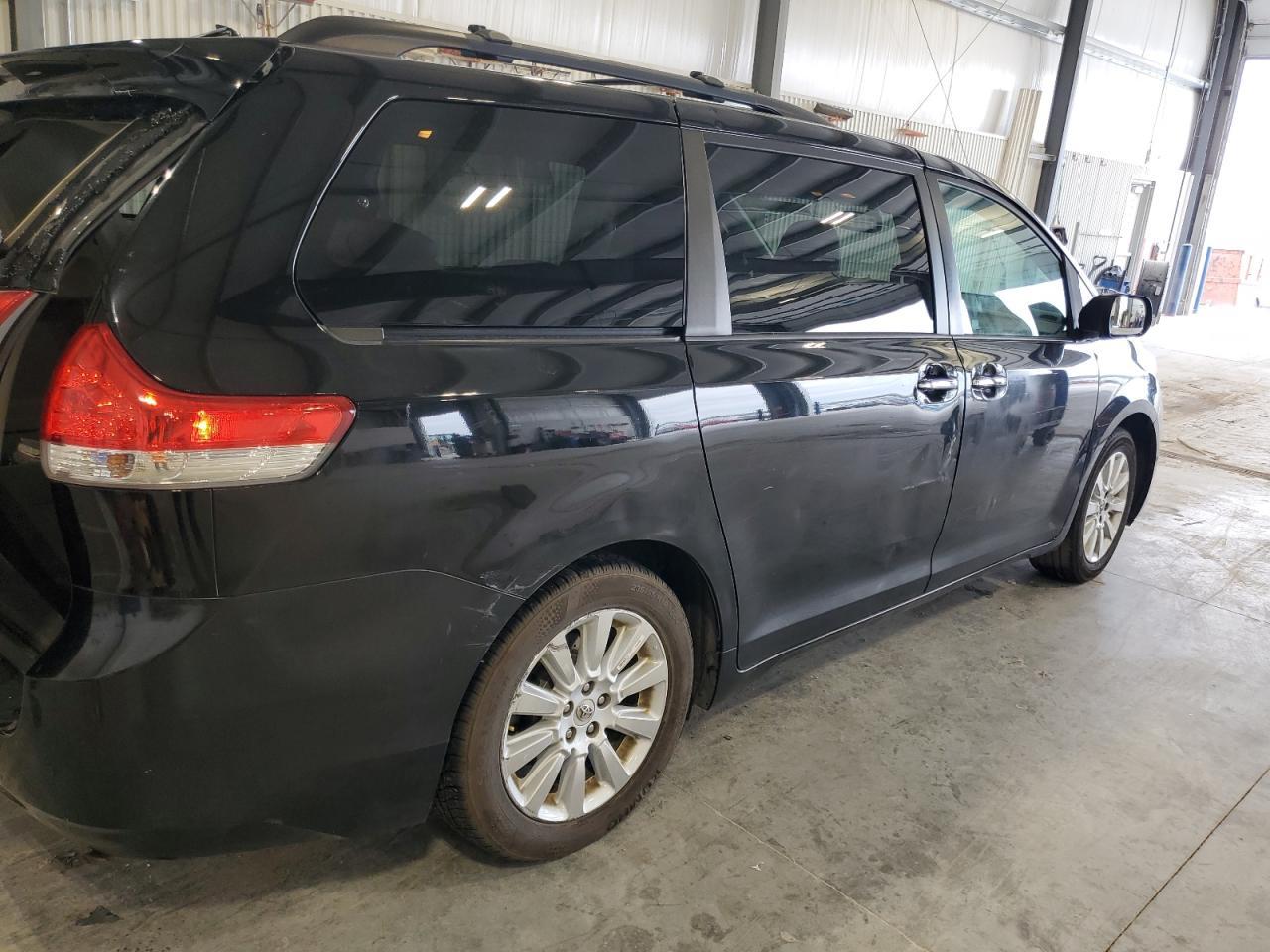 2012 TOYOTA SIENNA