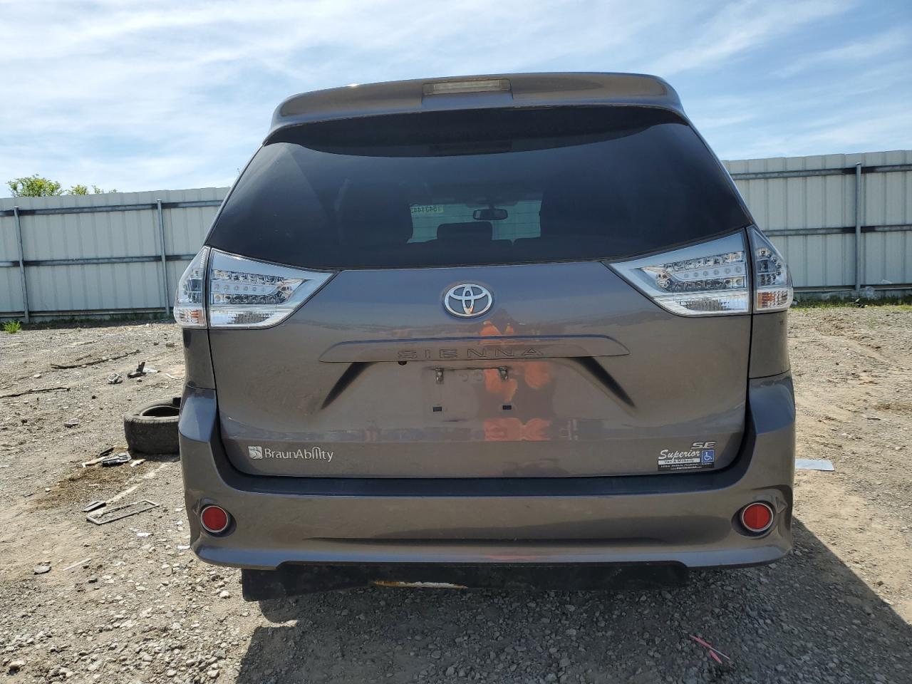 2017 TOYOTA SIENNA