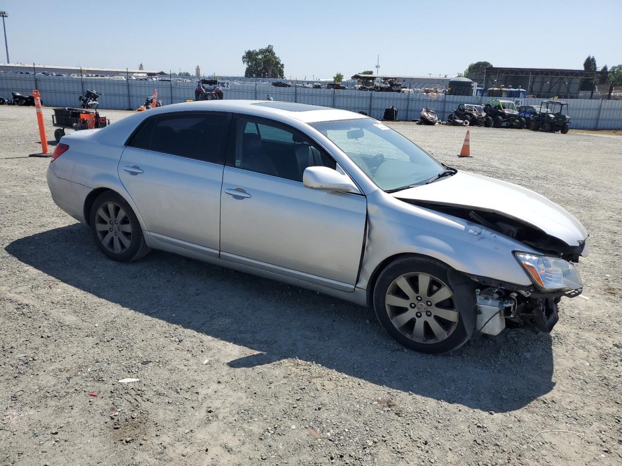 2005 TOYOTA Avalon