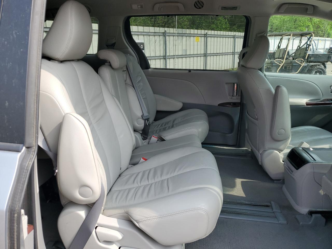 2011 TOYOTA SIENNA