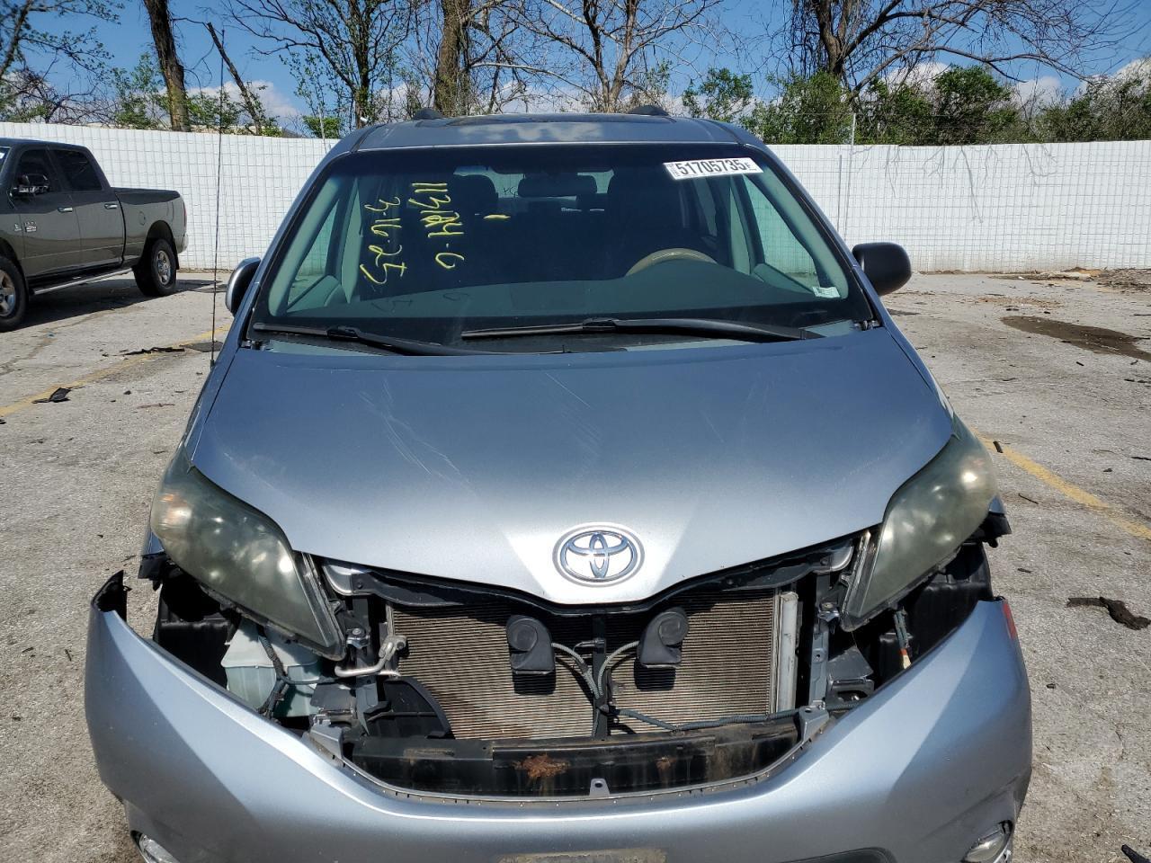 2011 TOYOTA SIENNA