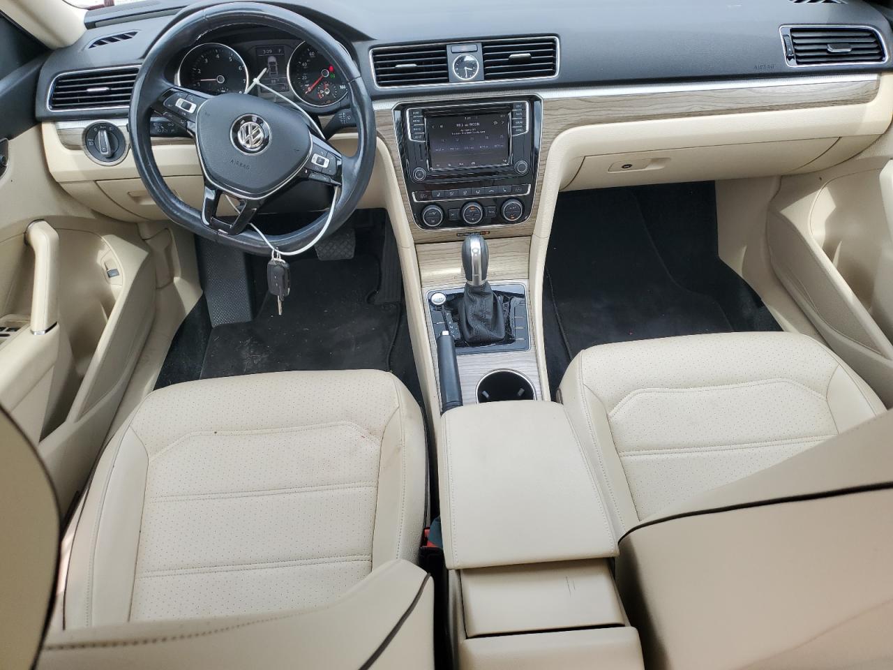 2017 VOLKSWAGEN Passat