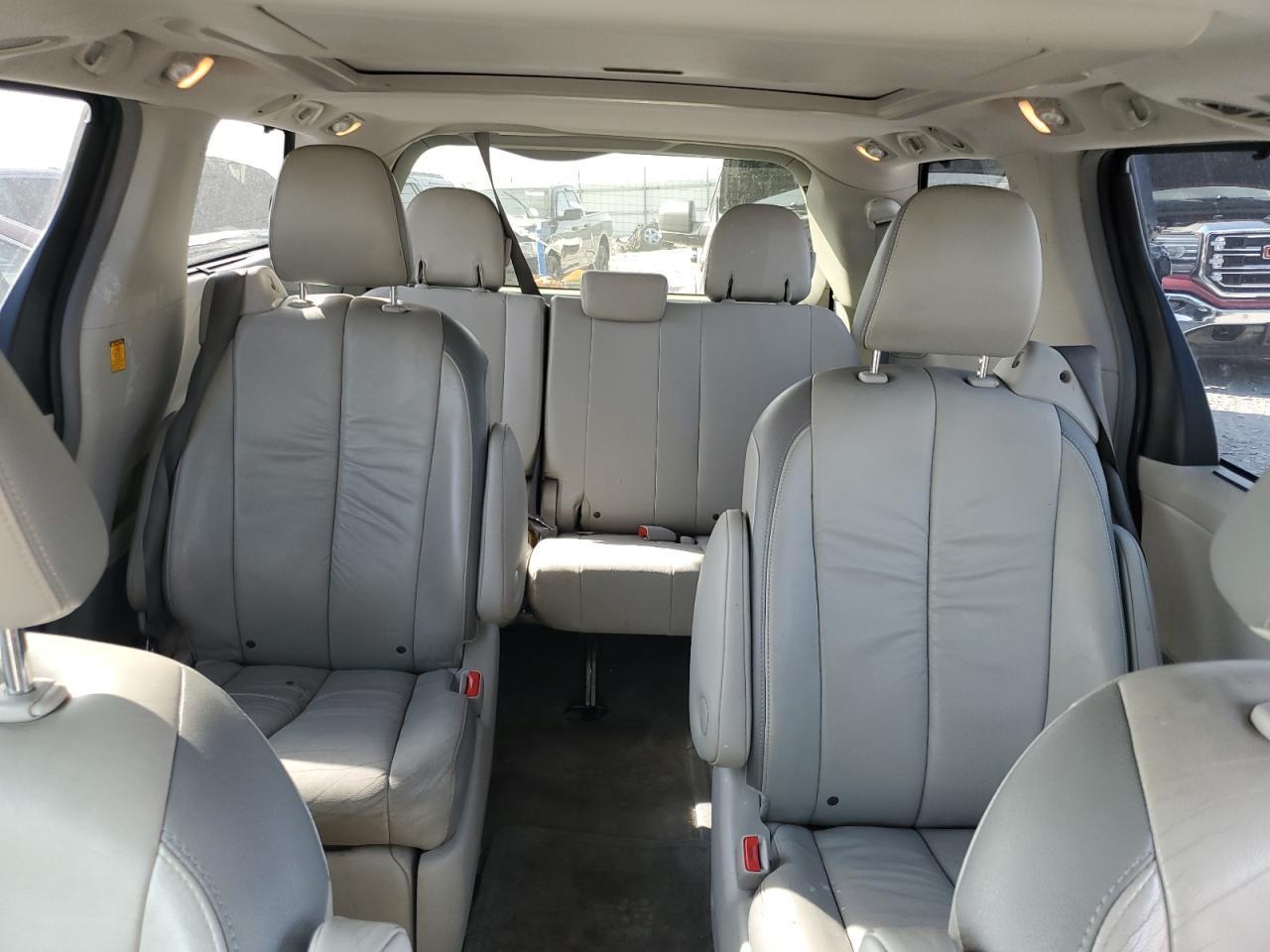 2011 TOYOTA SIENNA