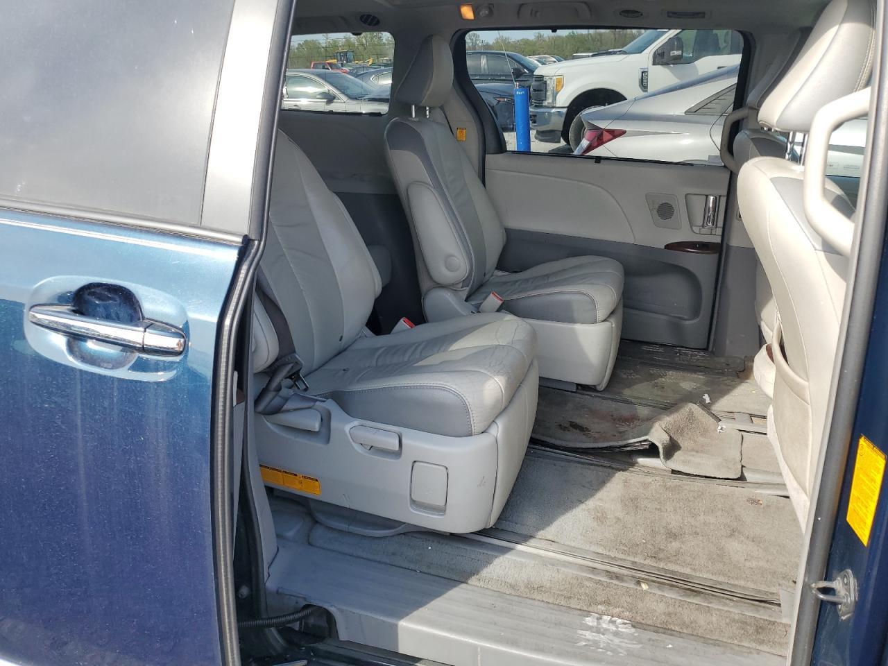 2011 TOYOTA SIENNA