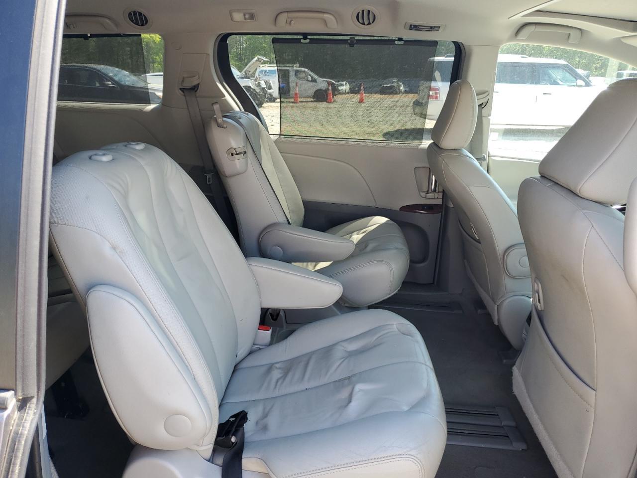 2014 TOYOTA SIENNA