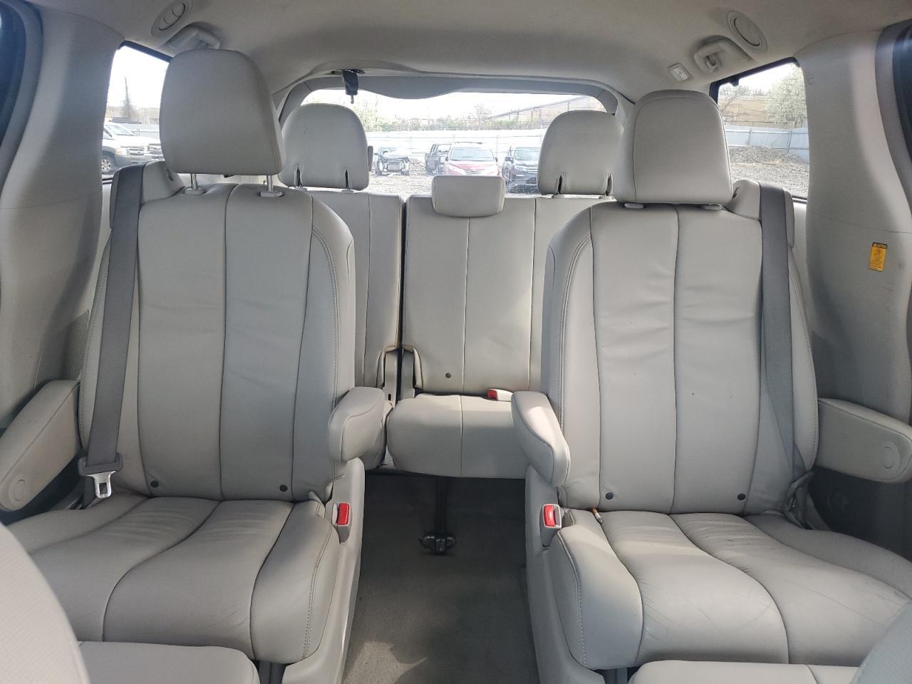 2013 TOYOTA SIENNA