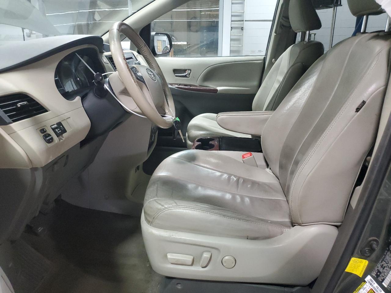 2012 TOYOTA SIENNA