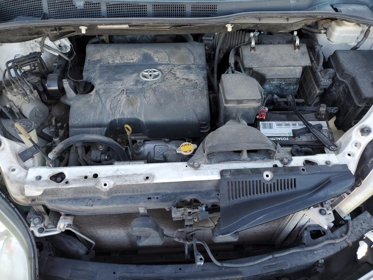 2011 TOYOTA SIENNA