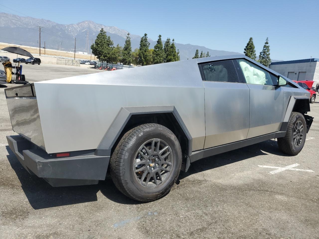 2025 TESLA Cybertruck