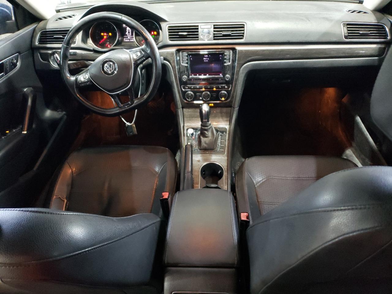 2016 VOLKSWAGEN Passat