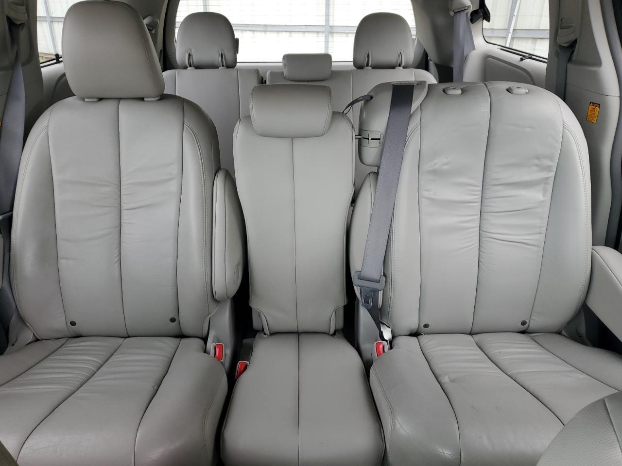 2011 TOYOTA SIENNA