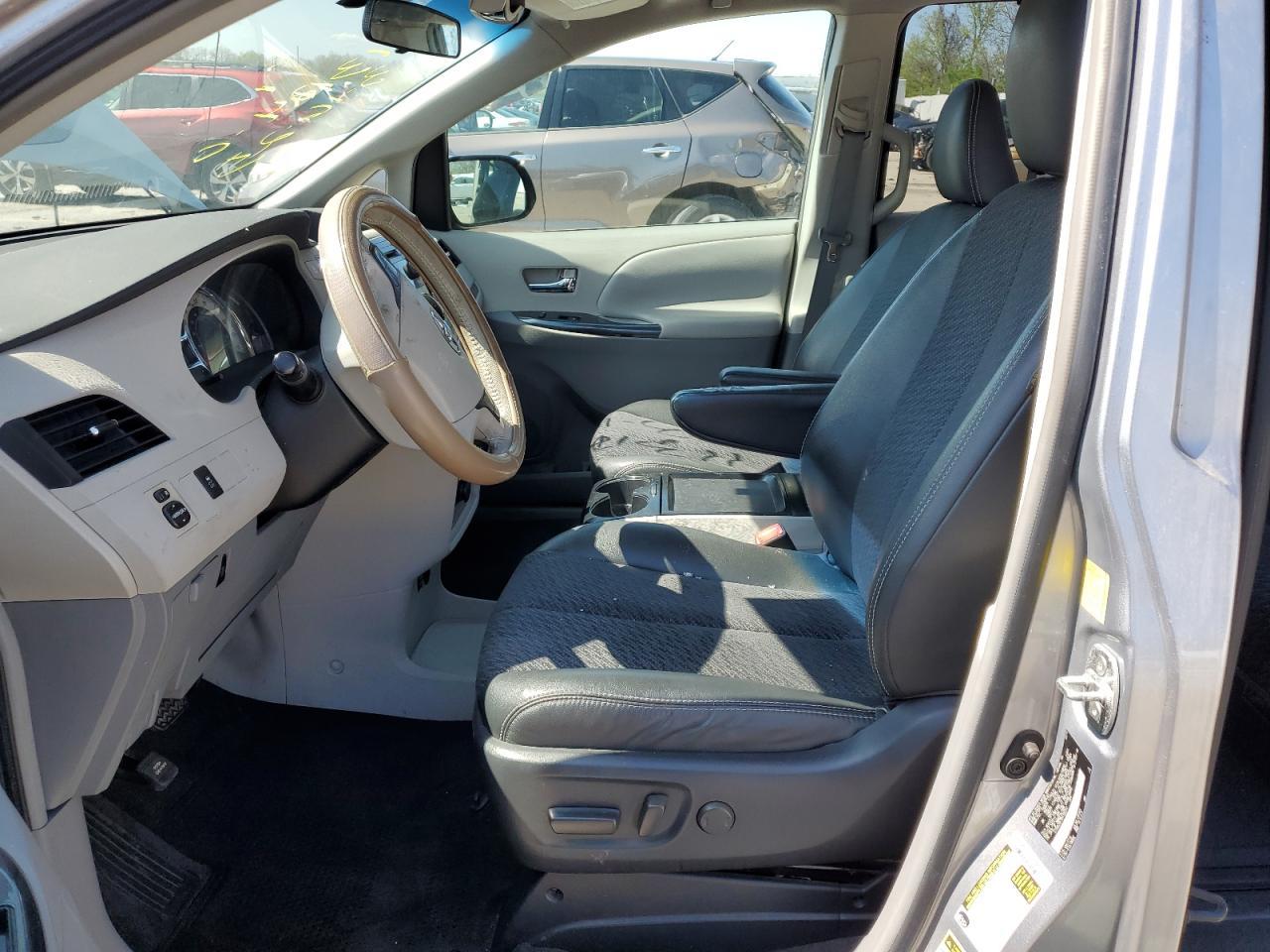 2011 TOYOTA SIENNA