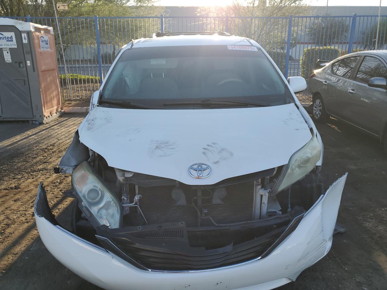 2011 TOYOTA SIENNA