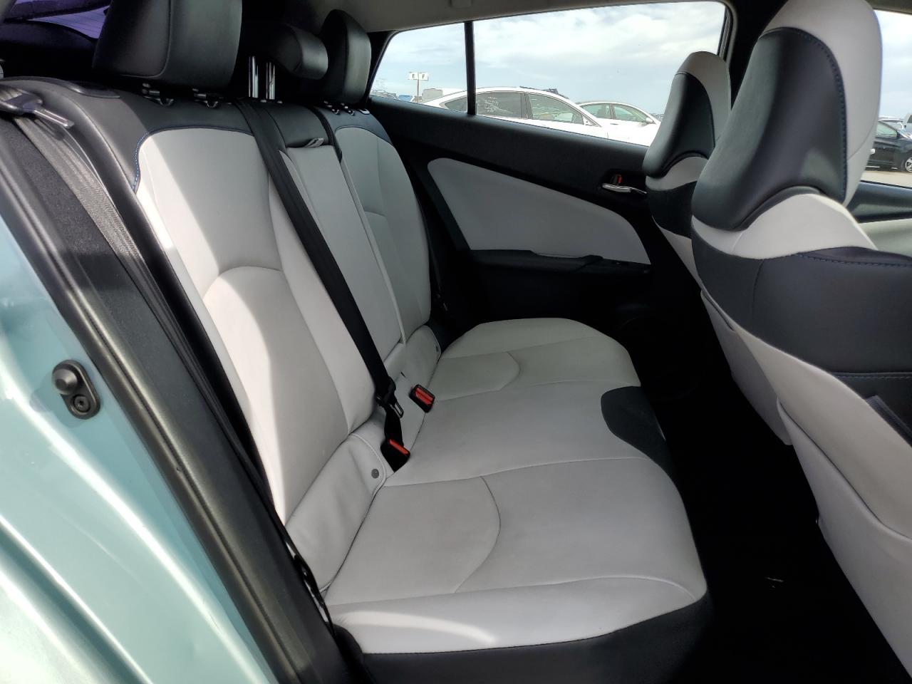 2016 TOYOTA PRIUS