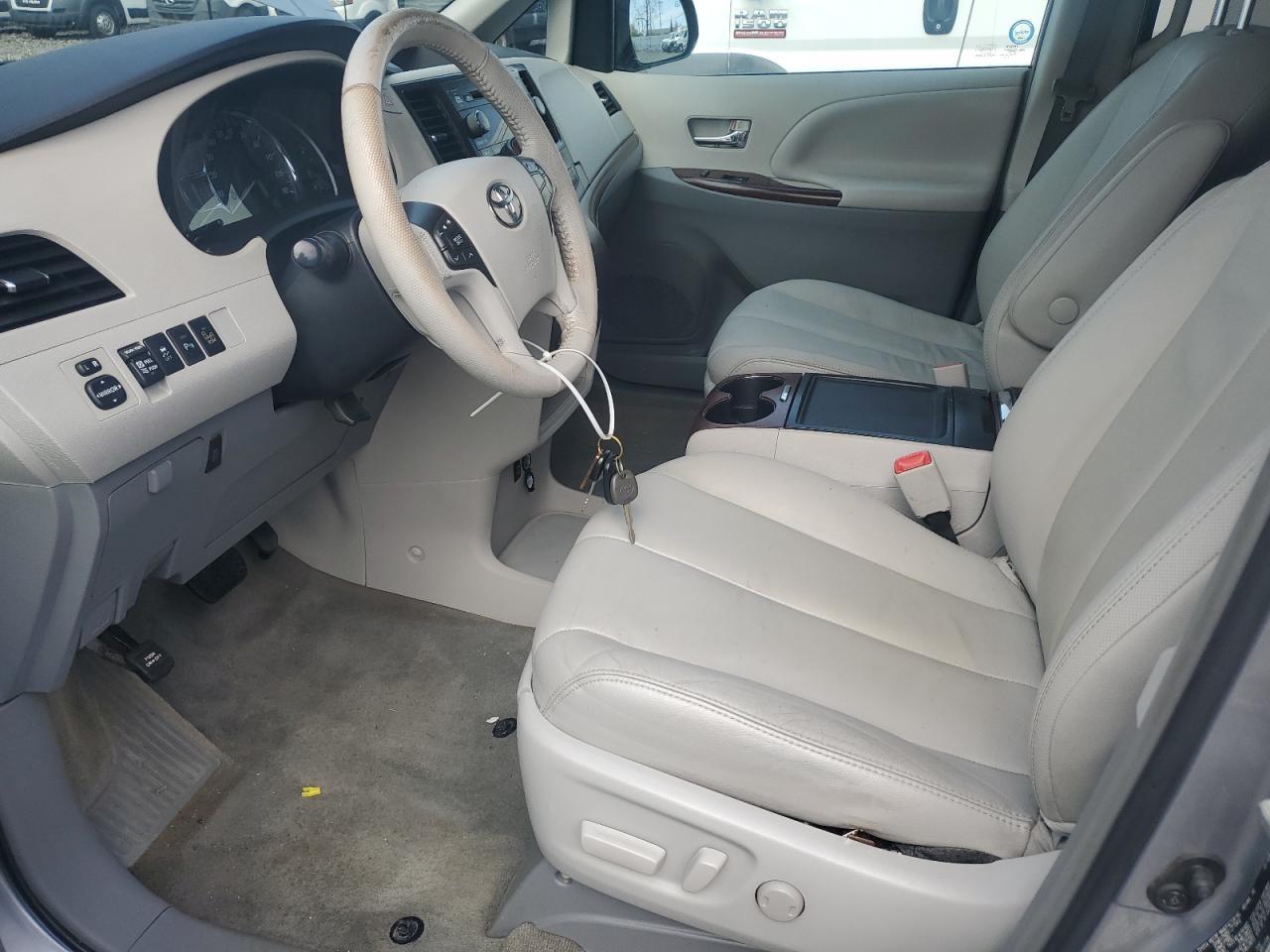 2013 TOYOTA SIENNA