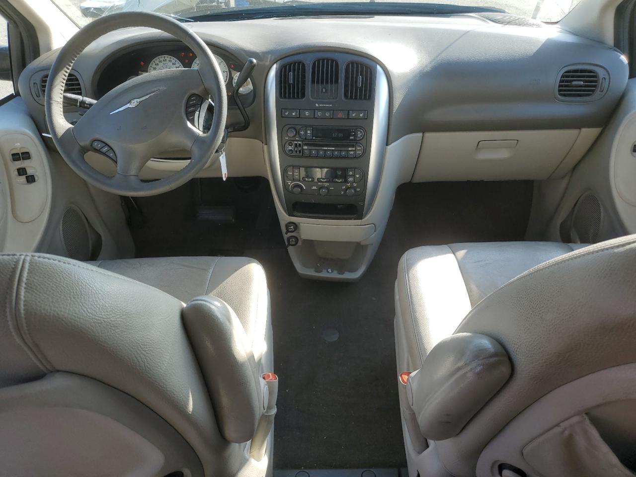 2005 CHRYSLER Town & Cou