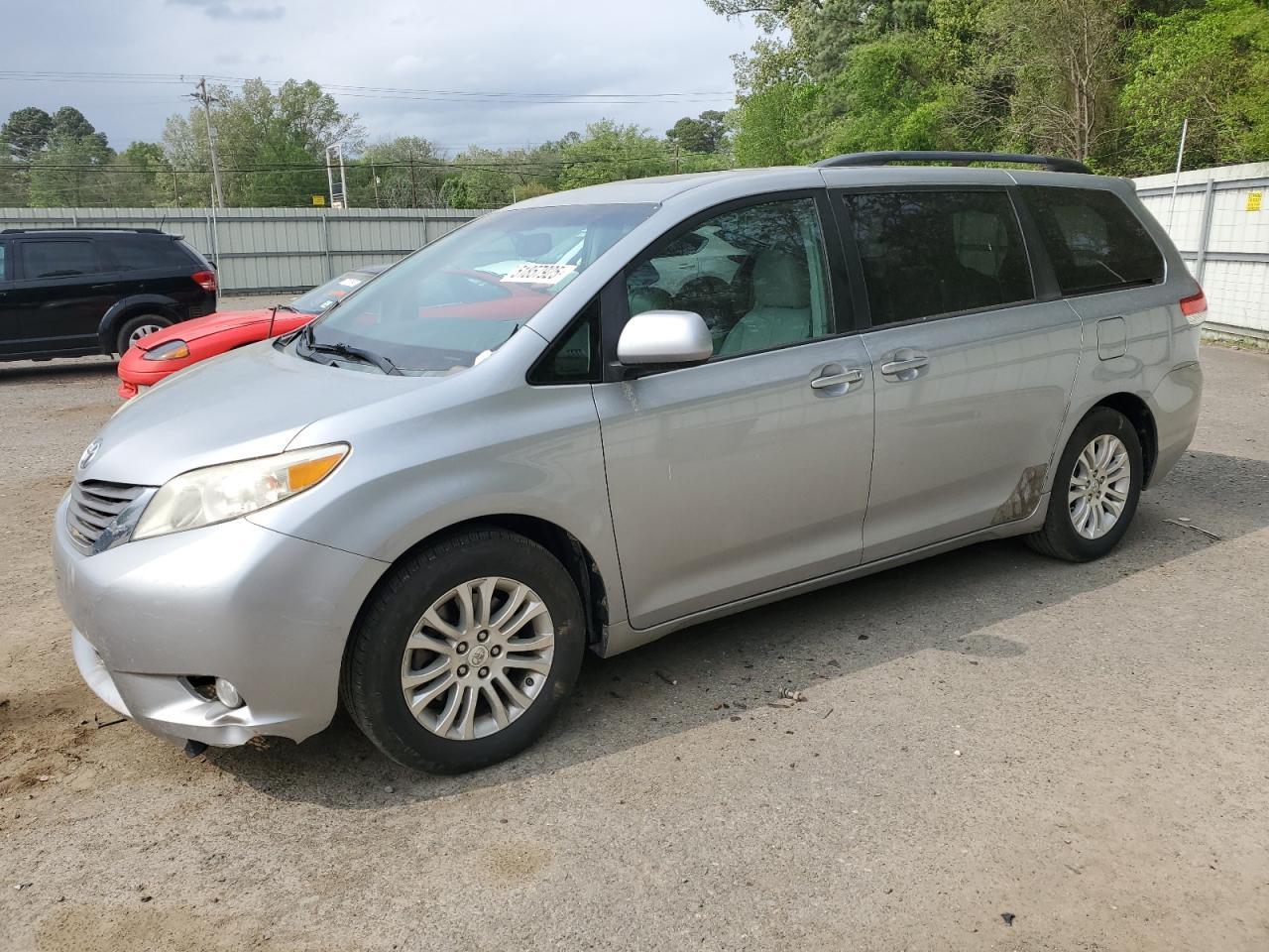 2011 TOYOTA SIENNA