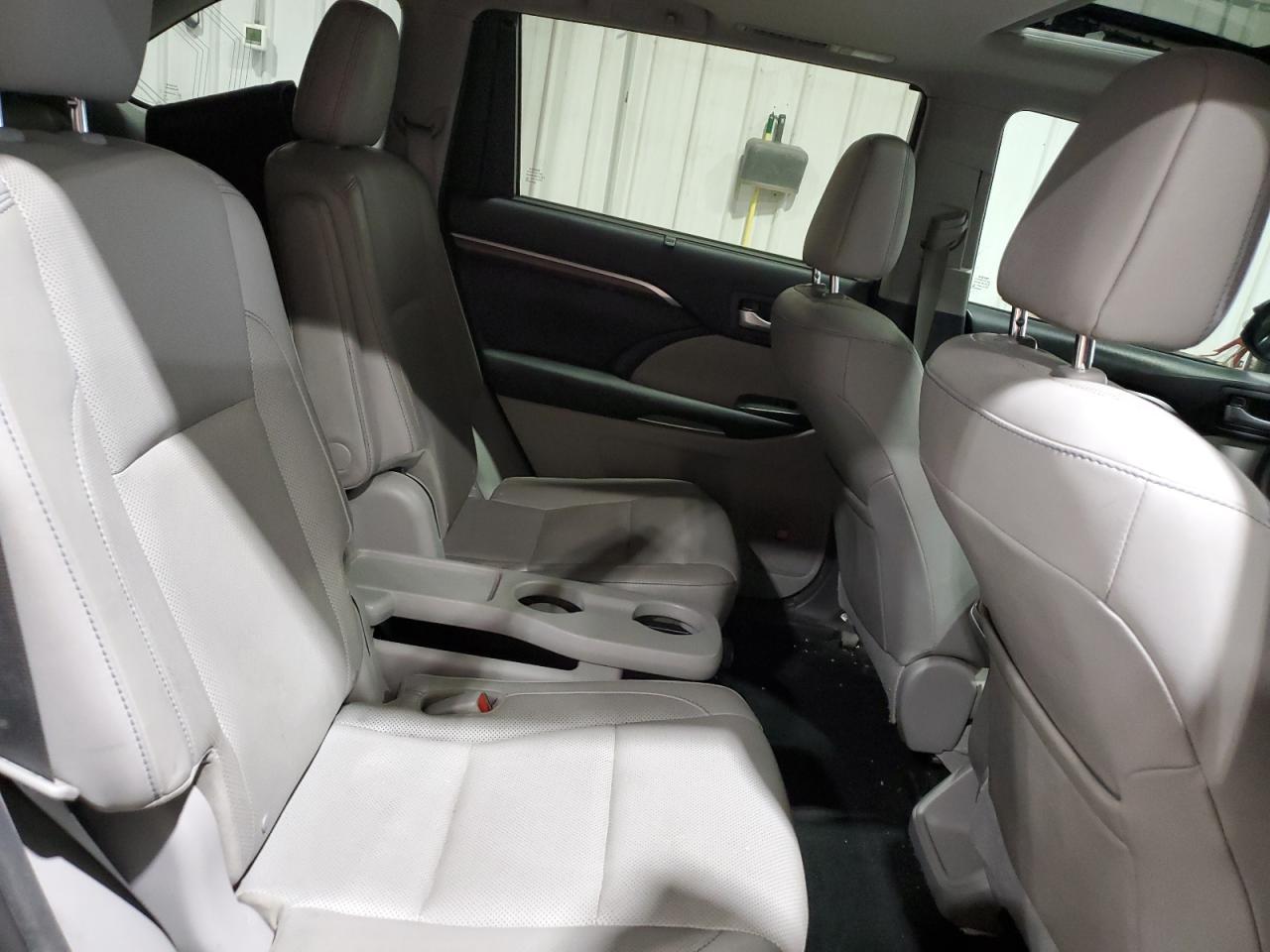 2016 TOYOTA HIGHLANDER