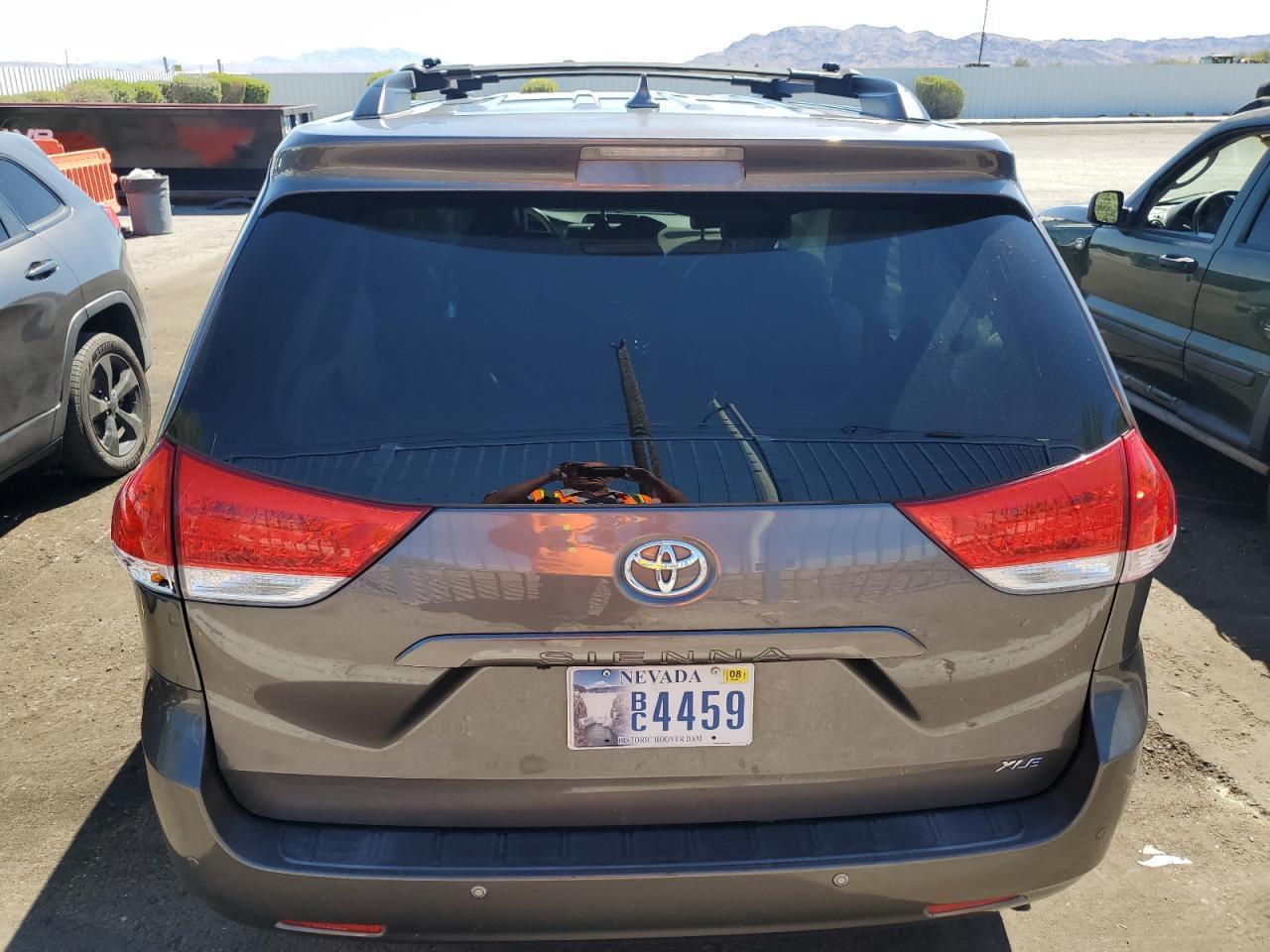 2012 TOYOTA SIENNA