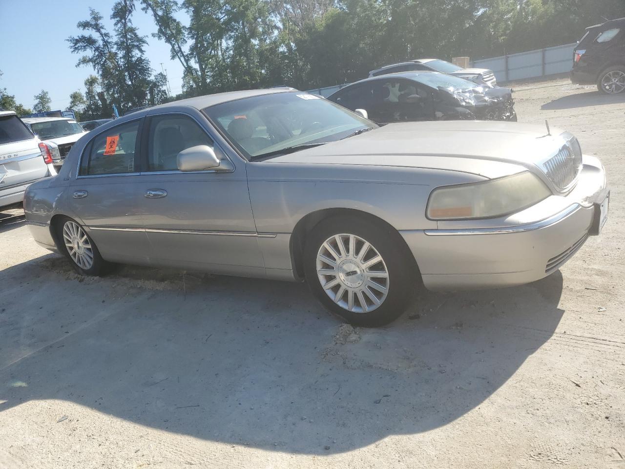 2003 LINCOLN Town Car