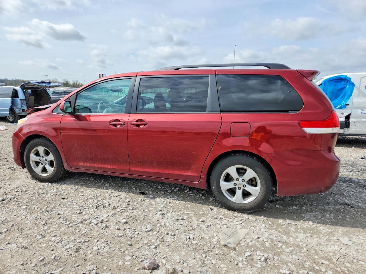 2011 TOYOTA SIENNA