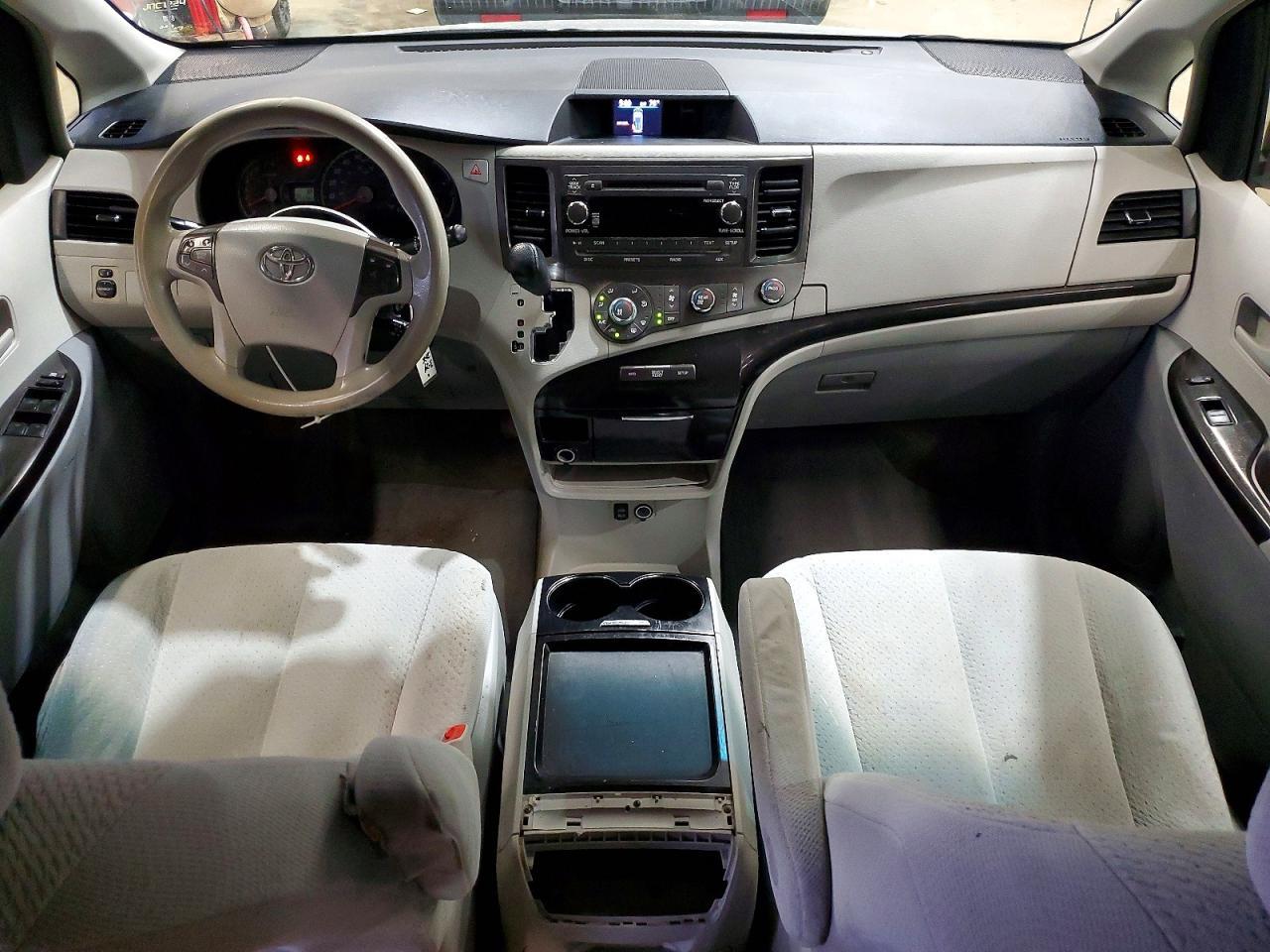 2011 TOYOTA SIENNA
