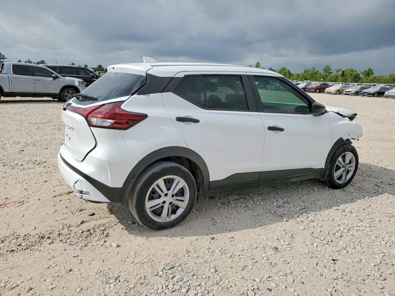 2024 NISSAN KICKS