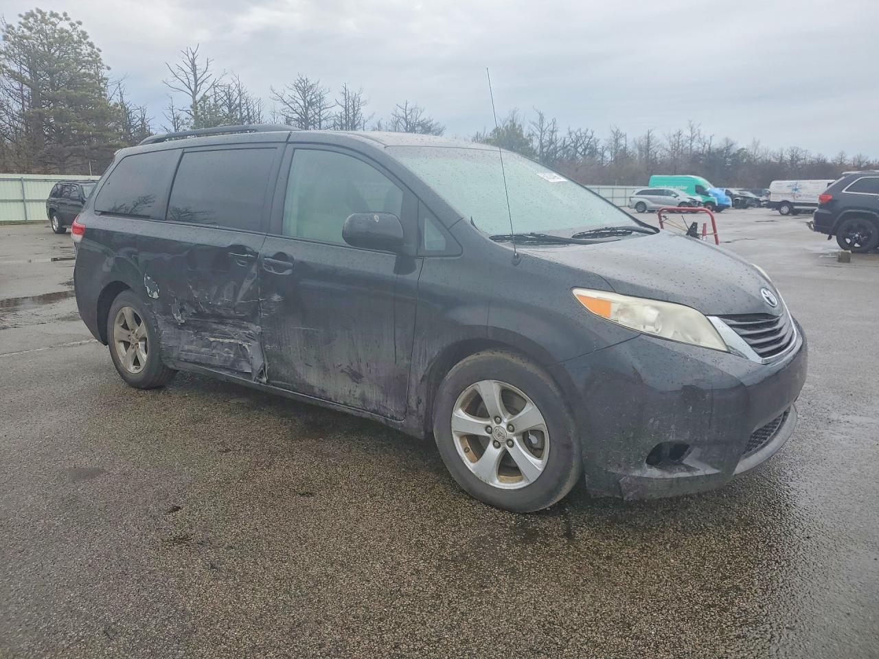 2011 TOYOTA SIENNA