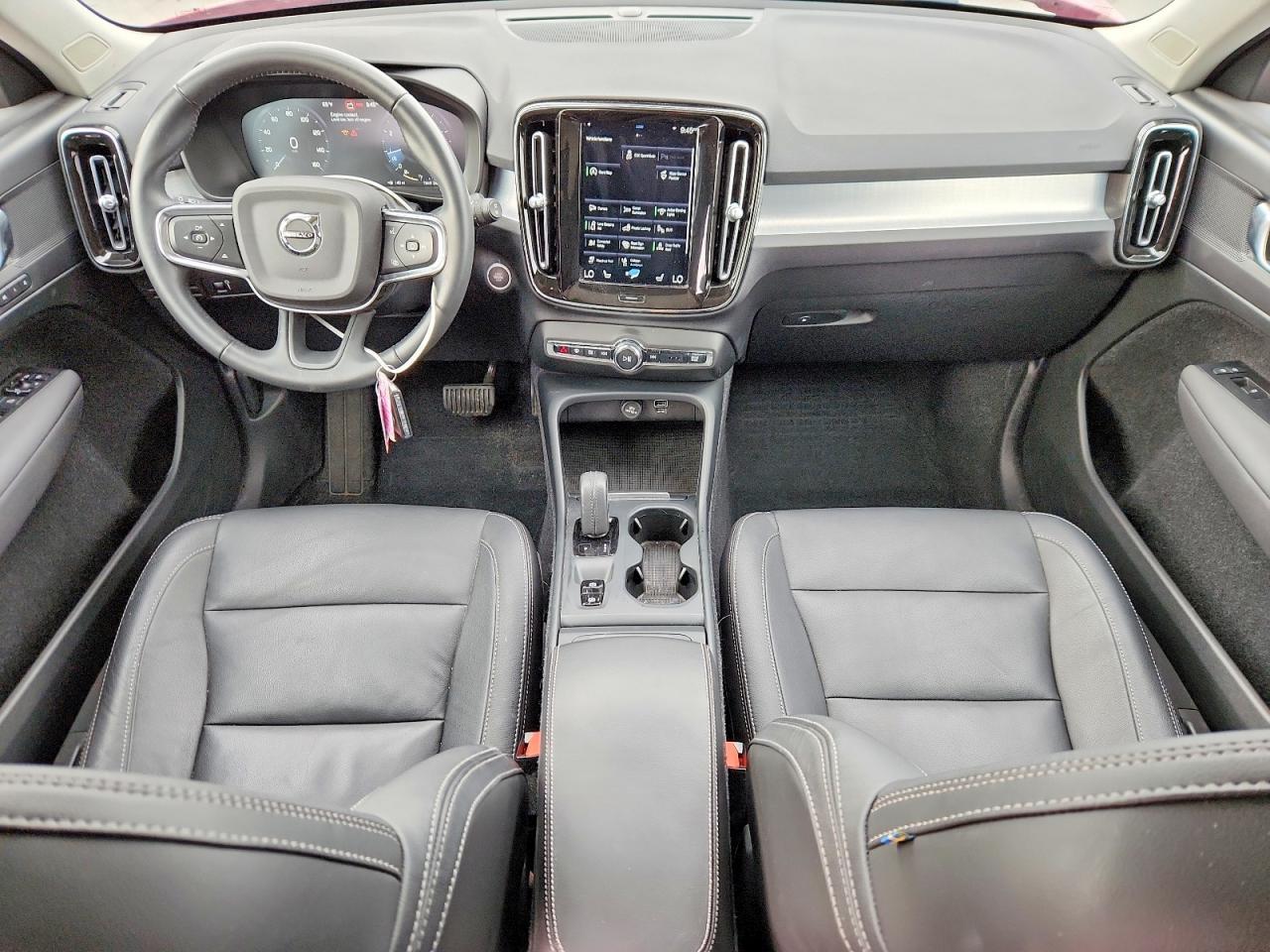2021 VOLVO XC40