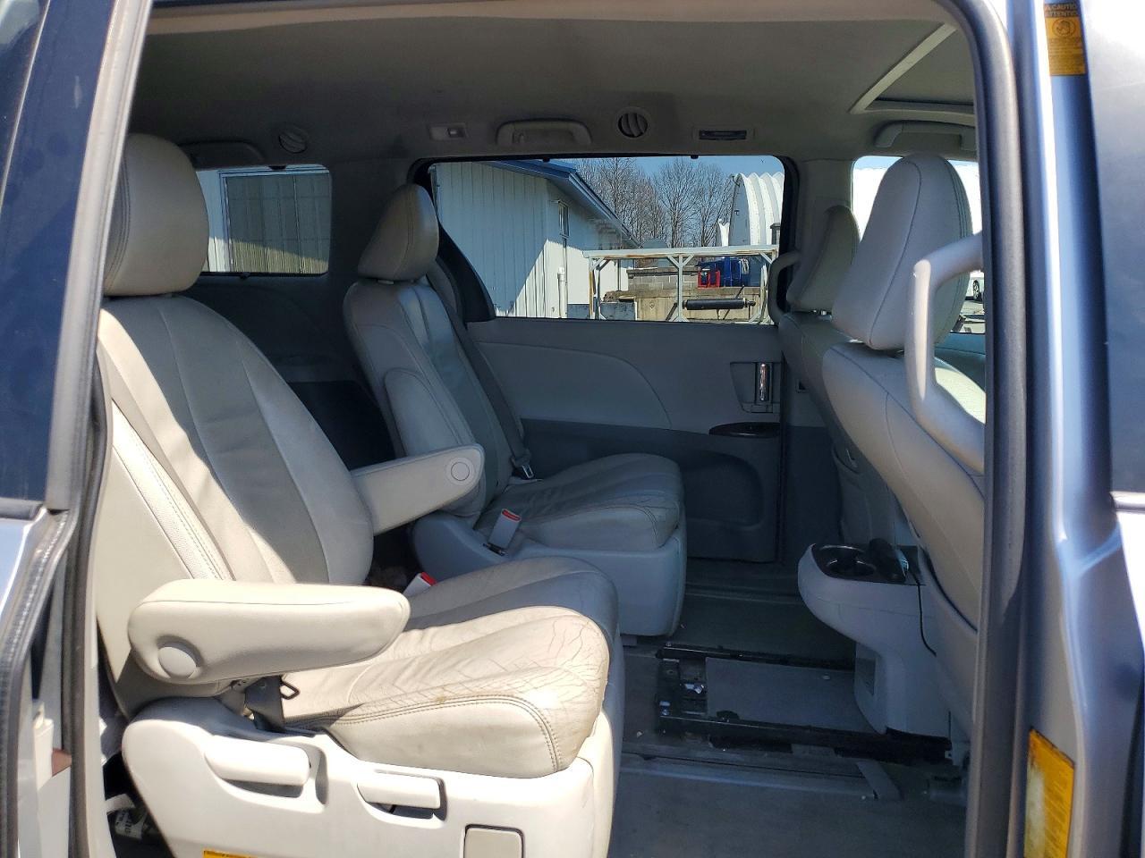 2013 TOYOTA SIENNA