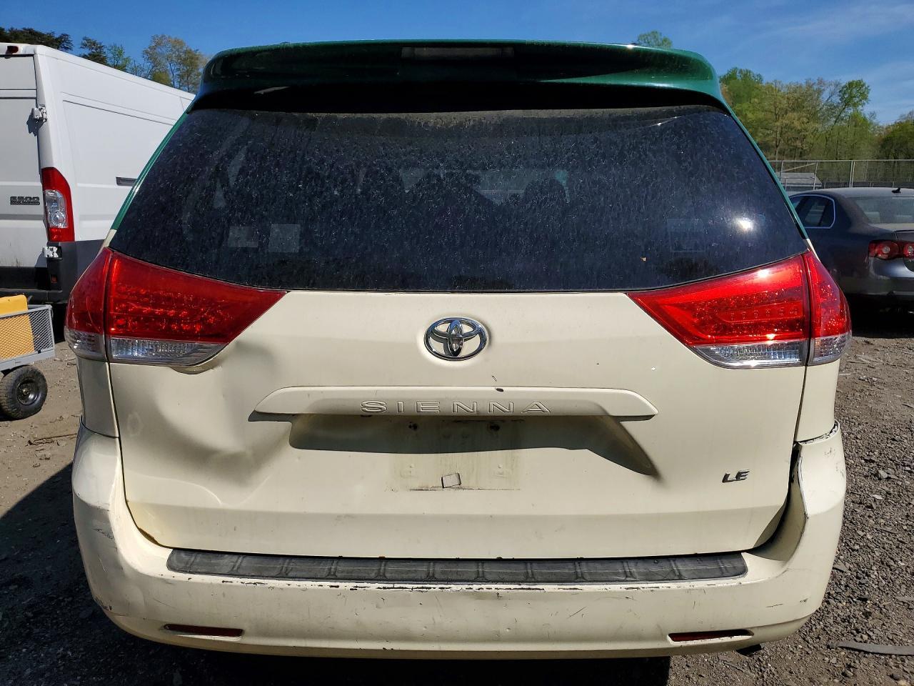 2011 TOYOTA SIENNA