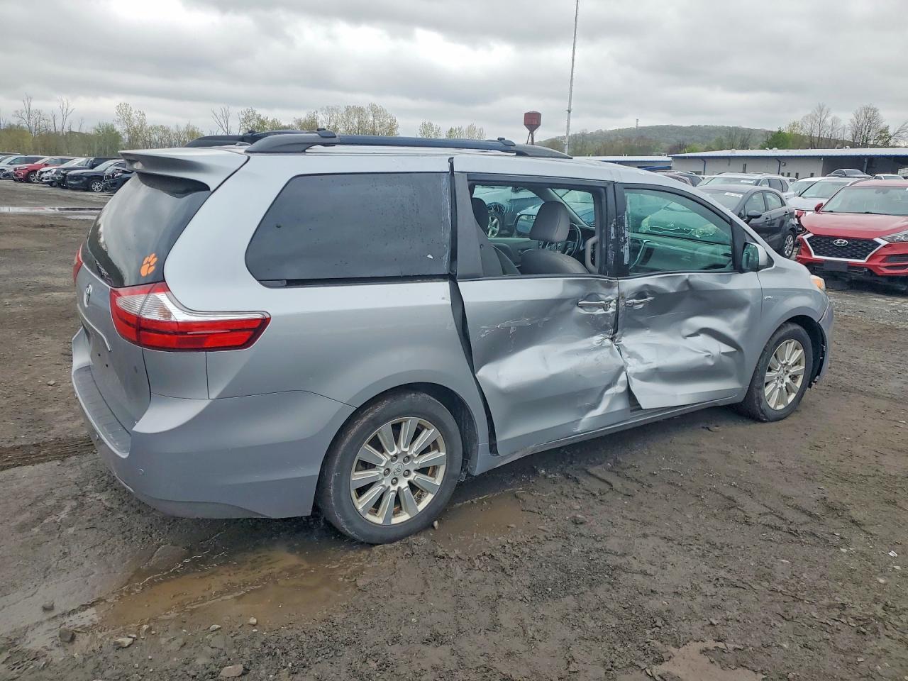 2017 TOYOTA SIENNA
