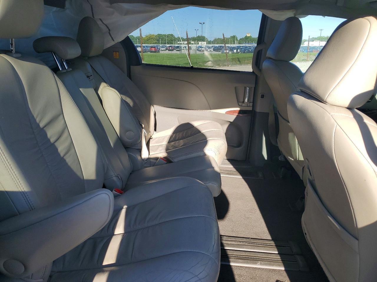 2011 TOYOTA SIENNA